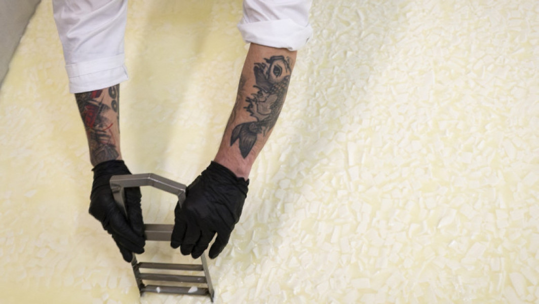 Fabrica de lactate din închisoarea Smolean, un succes neașteptat în Bulgaria, produce brânzeturi și produse lactate de calitate, utilizând muncă deținuților