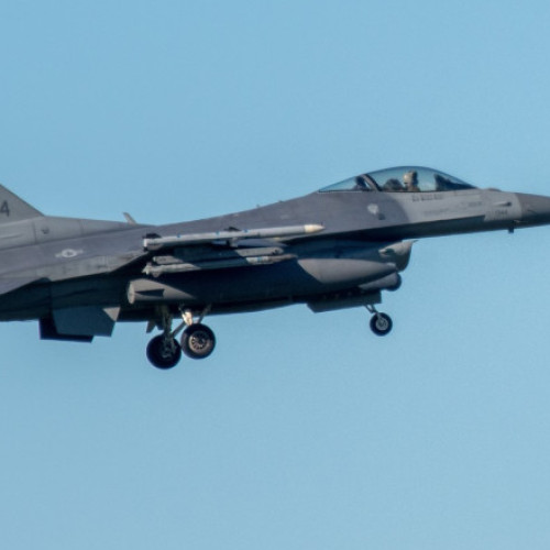 Alertă în apropierea terenului de golf al lui Donald Trump. Un F-16 a escortat un avion în afara zonei după încălcarea spaţiului aerian