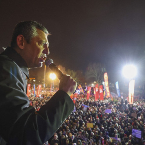 Parchetul din Ankara a deschis o anchetă împotriva liderului opoziției, Ozgur Ozel, pentru &quot;insulta adusă președintelui&quot; și alte infracțiuni, relatează digi24.ro. Aceasta este cea mai recentă acțiune într-o serie de procese ce vizează lideri ai Partidului Republican al Poporului (CHP), principală formațiune politic-electorală de opoziție din Turcia.