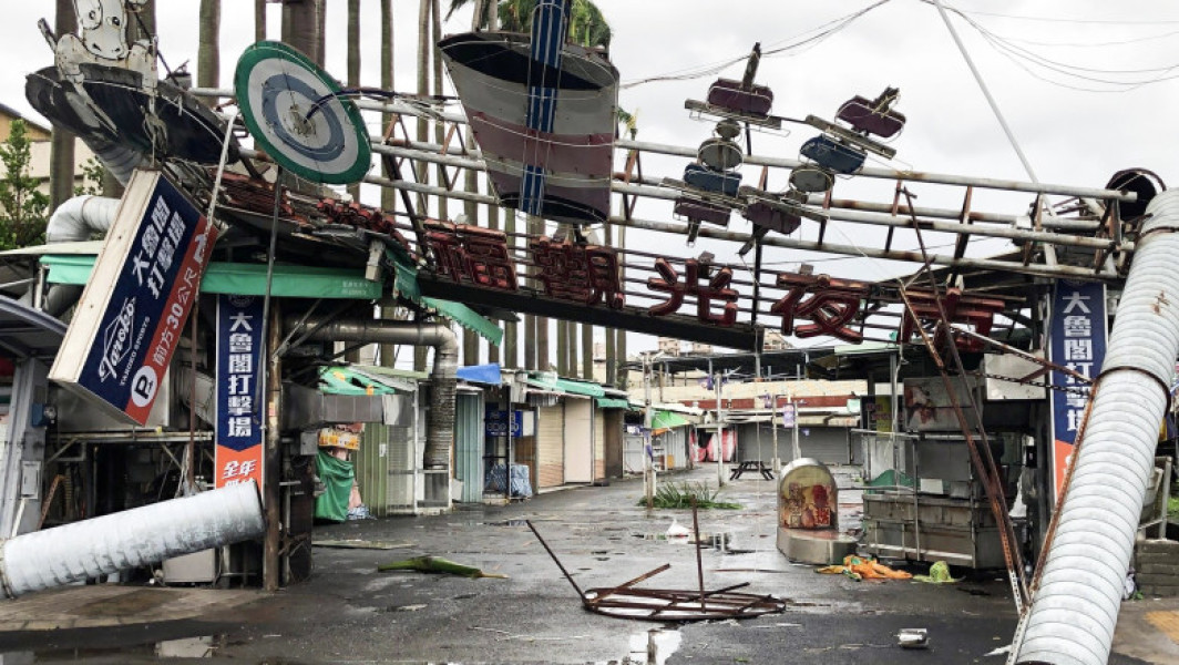 Taifunul Danas a făcut ravagii în Taiwan, provocând moartea a două persoane și rănirea a sute. Autoritățile locale anunță că furtuna a atins uscatul duminică seara, în apropiere de Budai, în comitatul Chiayi, cu rafale de vânt de până la 222 km/h. Potrivit agenției meteorologice din Taiwan, traiectoria taifunului a fost neobișnuită, fiind pentru prima dată când un astfel de fenomen lovește direct această regiune.