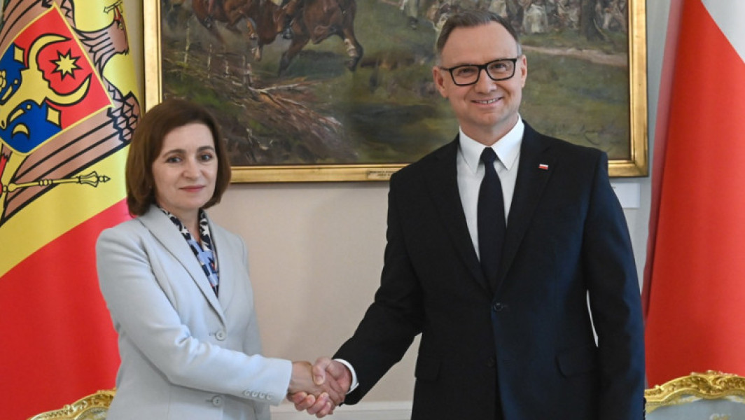 Maia Sandu, președinta Republicii Moldova, aflată în vizită la Varșovia, a exprimat mulțumiri Poloniei pentru sprijinul oferit Ucrainei în fața războiului declanșat de Rusia. În cadrul unei conferințe de presă comune cu președintele polonez, Andrzej Duda, Sandu a declarat că sprijinul Poloniei la adresa Kievului “ajută la protejarea Moldovei”.