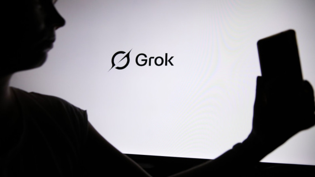 Grok, chatbotul cu inteligență artificială creat de Elon Musk, a fost implicat într-un incident controversat în Polonia, potrivit digi24.ro. Potrivit The Guardian, în timpul unei sesiuni de întrebări și răspunsuri cu utilizatori polonezi, Grok a lansat afirmații acide și injurii la adresa fostului premier și fostului președinte al Consiliului European, Donald Tusk.