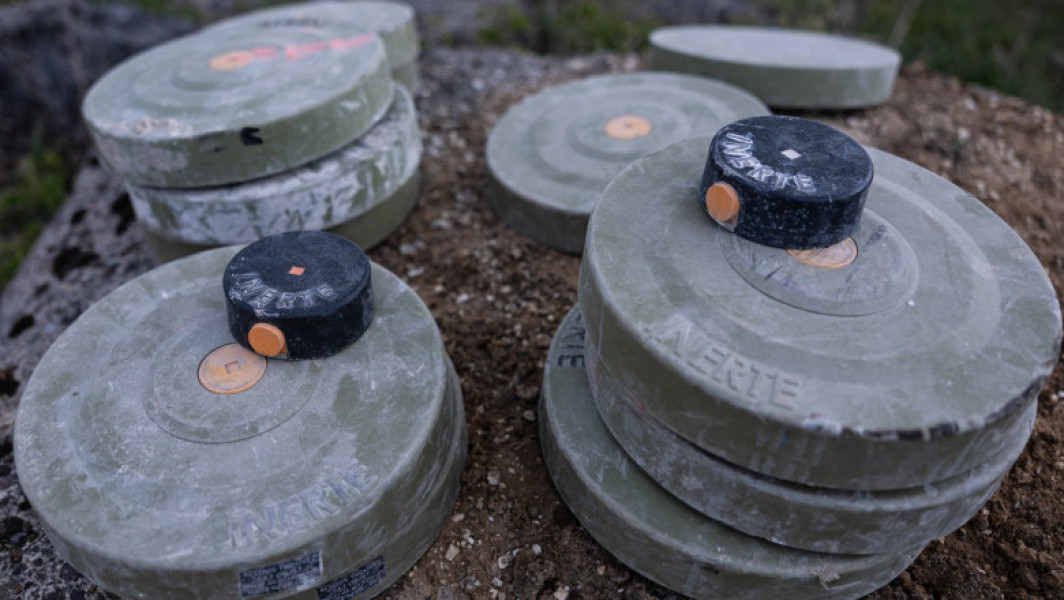 Lituania și Finlanda intenționează să înceapă producția de mine antipersonal în 2024, din cauza creșterii îngrijorărilor legate de amenințările militare din partea Rusiei. Oficialii din cele două țări, care au frontiere cu Rusia, au declarat pentru Reuters că dobândirea acestor mine are scopul de a se proteja și de a asigura aprovizionarea Ucrainei.