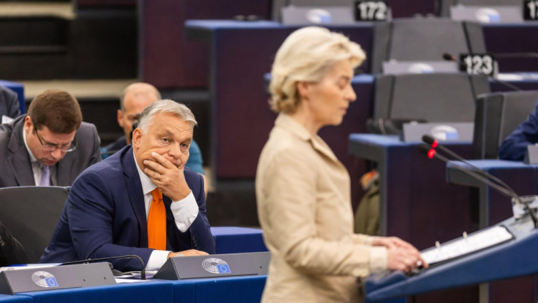 Viktor Orban, prim-ministrul Ungariei, a criticat-o dur pe Ursula von der Leyen, președinta Comisiei Europene, cu doar o zi înainte de un vot crucial în Parlamentul European pentru încrederea în conducerea acesteia. Orban a postat pe rețelele sociale o imagine cu von der Leyen ieșind dintr-un cadru roșu, insinuând simbolic plecarea sa politică, și a scris: „E timpul să pleci”.