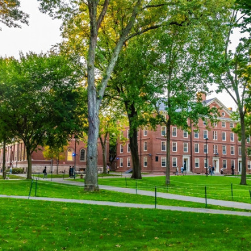 Administrația Trump a revenit cu o cerere pentru a obține documente interne de la Universitatea Harvard, relatează digi24.ro. Potrivit sursei, în încercarea de a forța universitatea să ofere informații, guvernul a emis o ordonanță pentru a obține documente legate de studenții străini suspectați că ar fi participat la manifestații pro-palestiniene.