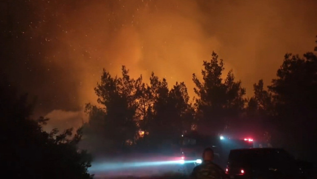 incendiu pe insula Thassos: aproape jumătate din insulă fără curent și persoane evacuate