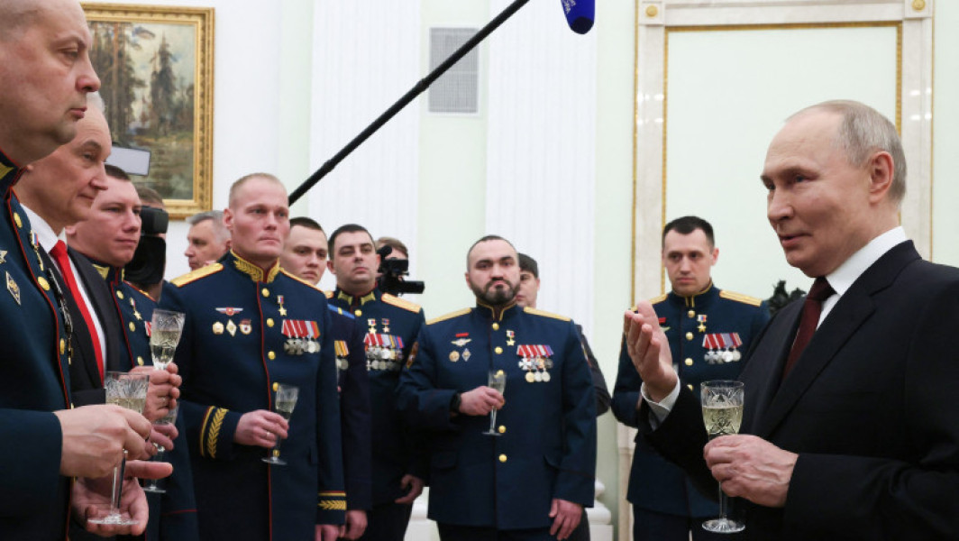 vladimir Putin a decorat generalul Sukhrab Ahmedov cu cea mai înaltă distincție a Rusiei