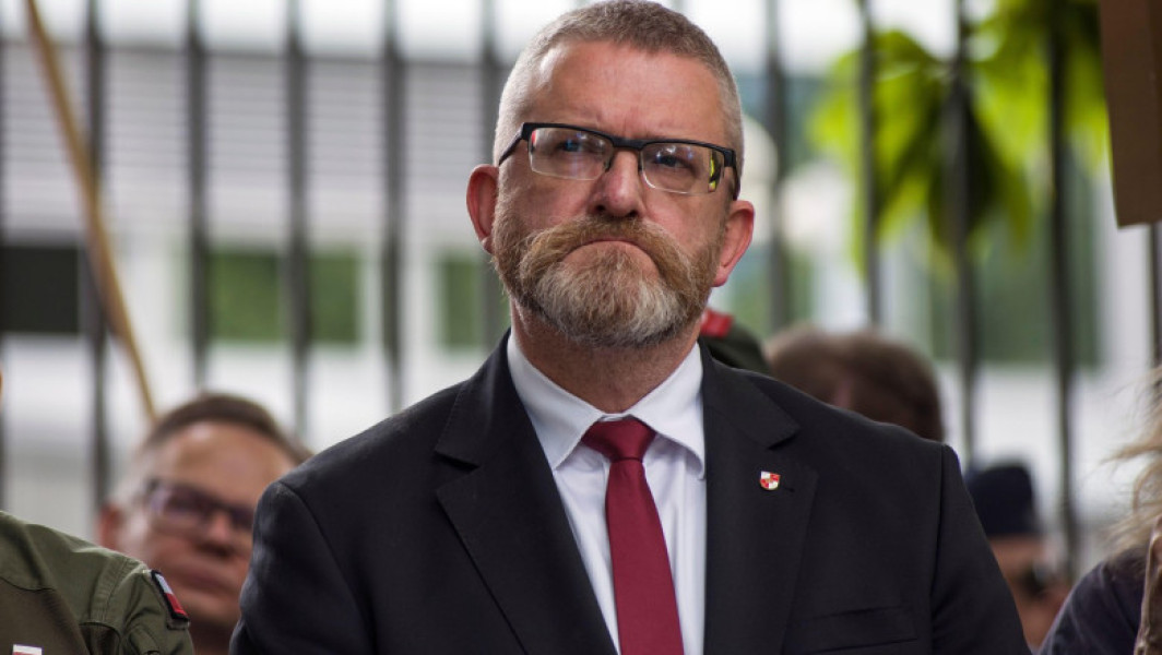 Grzegorz Braun, europarlamentar controversat de extremă dreaptă, afirmă că lagărul de la Auschwitz și camerele de gazare ar fi „falsificate”