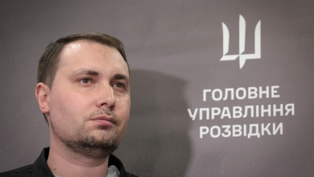 Kiril Budanov vrea să rămână în funcție până la sfârșitul războiului cu Rusia, a declarat el într-un interviu pentru Bloomberg. Șeful Serviciului de Informații al Apărării din Ucraina își va împlini luna viitoare cinci ani în fruntea serviciului, însă a spus: "Dacă supraviețuiesc". În discuție a fost și posibilitatea unor noi numiri, el indicând că "oricine se poate întâmpla" și făcând referire la un memorial al agenției, care onorează ofițerii ucși în misiune. Potrivit mai multor surse, el a menționat că mai sunt încă multe nume de ofițeri ai serviciilor de informații care ar putea fi onorați.