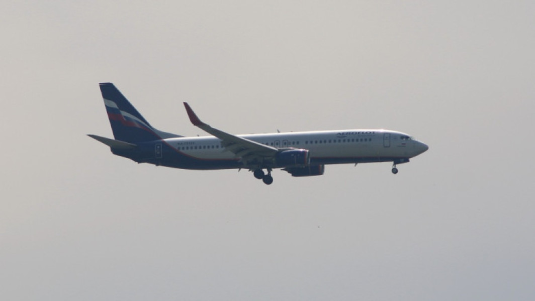 Apararea aeriană rusă a deschis focul asupra unui avion civil, după ce l-a confundat cu o dronă ucraineană, relatează un jurnalist independent rus, citând înregistrări din cabina de pilotaj. Incidentul a avut loc vineri dimineața, în apropierea aeroportului internațional Sheremetievo din Moscova, atunci când zborul Aeroflot AFL1845 se afla în aer.