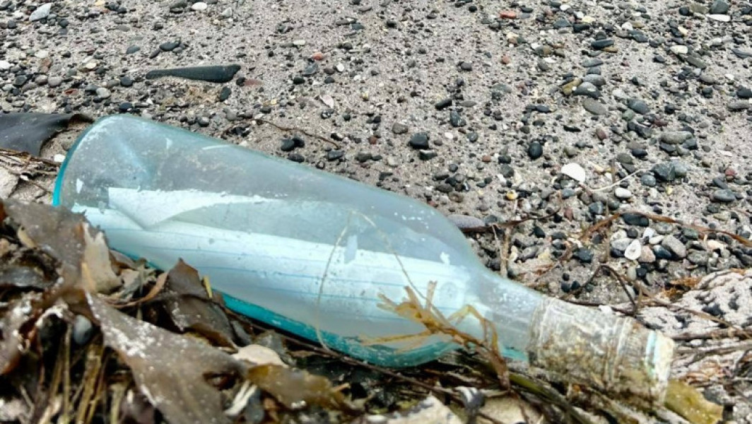 povestea unei sticle aruncate in Atlantic aduce impacare peste oceane