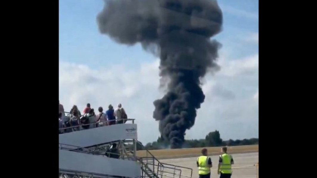 accident pe aeroportul southend din londra: avion prăbușit în flăcări