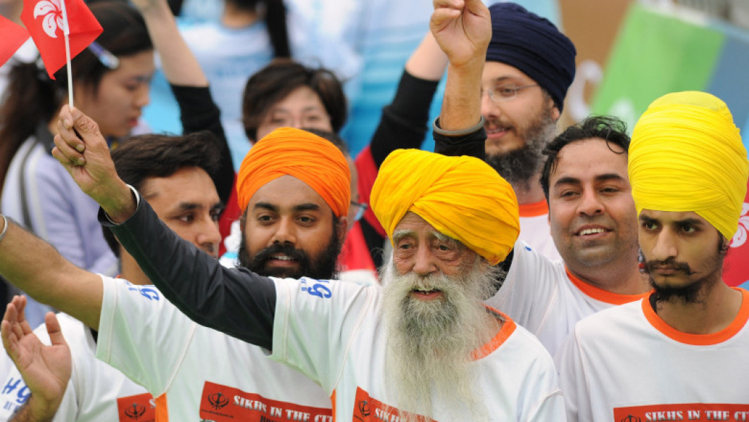 Fauja Singh, cel mai vârstnic alergător de maraton din lume, a decedat într-un accident rutier la vârsta de 114 ani, conform declarațiilor biografului său, publicate de France24. Singh, cetățean britanic de origine indiană, cunoscut și sub porecla „Tornada cu turban”, a fost lovit de un vehicul în districtul Jalandhar, în statul Punjab, luni. Khushwant Singh, biograful său, notează pe platforma X că Fauja nu mai este printre noi: „A fost lovit de un vehicul neidentificat, în satul său, Bias, în timp ce traversa strada. Odihnește-te în pace, dragul meu Fauja."
