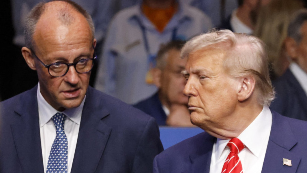 Germania și europenii, printr-o strategie pragmatică, au convins administrația americană să sprijine Ucraina fără a se angaja direct în conflict cu Rusia, relatează poliție într-o analiză despre schimbarea de atitudine a fostului președinte Donald Trump față de incidentul din estul Europei. Liderii europeni au învățat rapid să colaboreze cu Trump, în loc să-i ceară altceva, și au salutat anunțul americane de furnizare indirectă de arme Ucrainei, notează digi24.ro.