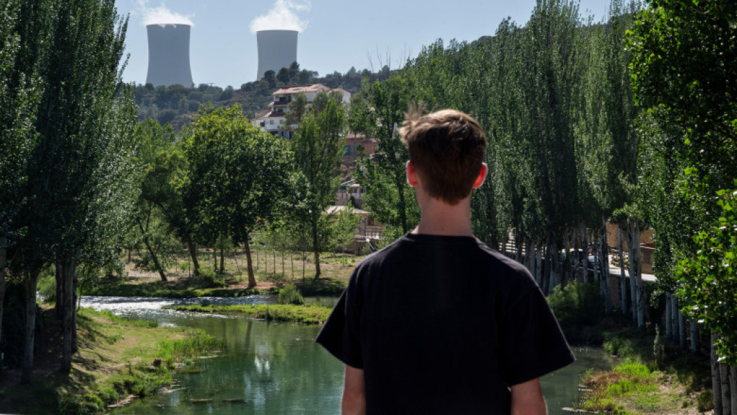 Comisia Europeană intenționează să includă în bugetul său pentru perioada 2028-2034, în valoare de 2.000 de miliarde de euro, investiții în domeniul energiei nucleare, ceea ce a stârnit reacții opuse în rândul statelor membre. Conform unei anexe la propunerea de buget publicată miercuri, Bruxelles-ul menționează că țările pot finanța noi capacități energetice nucleare din fondurile naționale alocate bugetului UE, în special pentru instalarea de noi reactoare.