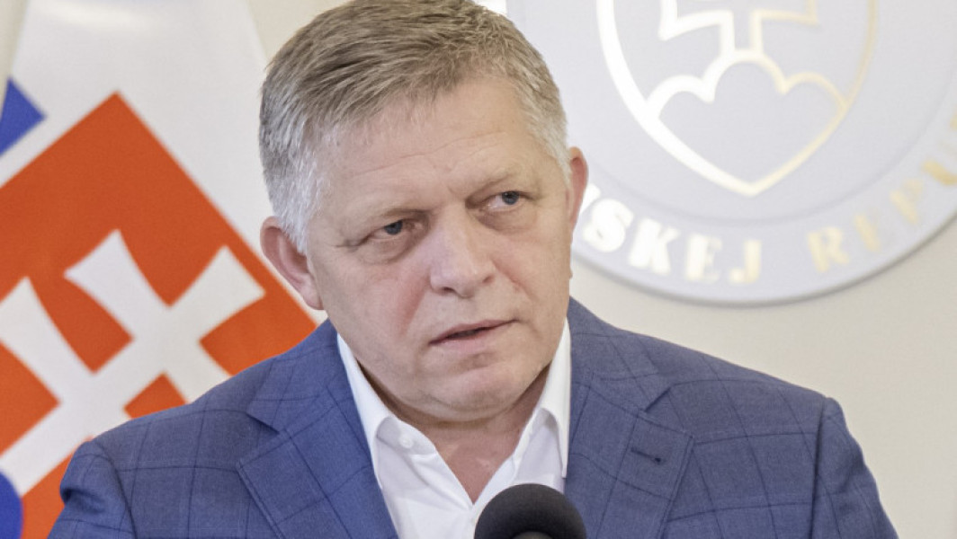 Slovacia a blocat cel de-al 18-lea pachet de sancțiuni ale UE împotriva Rusiei, însă premierul Robert Fico a anunțat că tara sa va pune capăt acestei blocări. Potrivit DW, ambasadorii Uniunii Europene sunt așteptați să aprobe vineri pachetul, după încercări anterioare eșuate în cadrul unei reuniuni a miniștrilor de externe la Bruxelles.