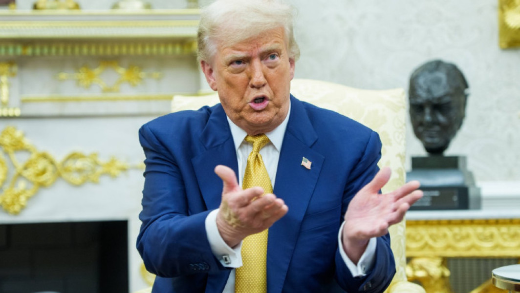 Donald Trump a intentat un proces împotriva Wall Street Journal și a companiei-mamă Dow Jones, acuzând defăimare după publicarea unui articol despre o scrisoare atribuită fostului președinte al SUA și destinată lui Jeffrey Epstein. Conform digi24.ro, ziarul Wall Street Journal a scris joi că numele lui Trump apare pe o notă personală indecentă, trimisă lui Epstein în 2003, și menționează existencea altor scrisori într-un album legat în piele, pentru aniversarea de 50 de ani a lui Epstein, cu aproximativ trei ani înainte de acuzațiile de abuz.