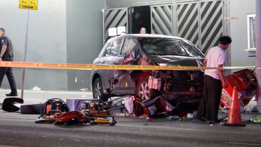 Mașină care a lovit o mulțime pe Santa Monica Boulevard, în Los Angeles, provocând peste 30 de răniți