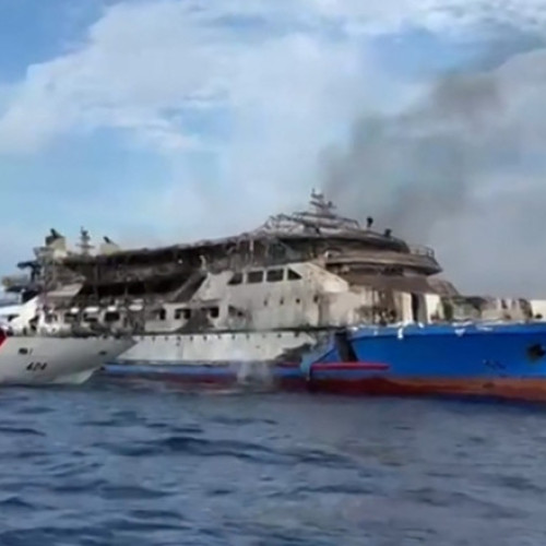Feribot cu pasageri în flăcări în largul coastelor indoneziene
