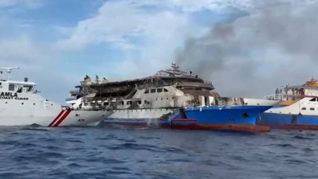 Feribot cu pasageri în flăcări în largul coastelor indoneziene