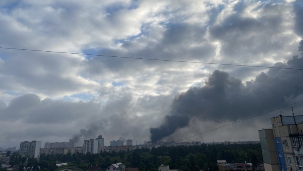 Rusia a lansat un nou atac cu drone și rachete asupra Ucrainei în noaptea de duminică spre luni, ucigând cel puțin o persoană și provocând incendii în Kiev, au declarat oficialii capitalei ucrainene. Primarul Kievului, Vitali Klitschko, a precizat că echipele de salvare și medicii acționează în patru cartiere ale orașului. Potrivit Reuters, citată de News.ro, mai multe clădiri, inclusiv o stație de metrou din centrul Kievului, magazine, case și o grădiniță, au fost avariate în urma atacurilor.