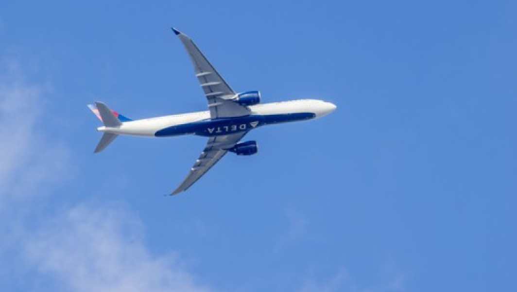 Pilotul unui avion de pasageri a fost nevoit să execute o manevră bruscă pentru a evita o coliziune cu un bombardier B-52 în apropierea aeroportului din Minot, Dakota de Nord, relatează ABC News. Incidentul a avut loc pe 18 iulie, conform companiei aeriene SkyWest, care a operat zborul. La sol, pilotul și-a cerut scuze pasagerilor pentru manevra agresivă, care a provocat panică printre ei, și a explicat situatia.