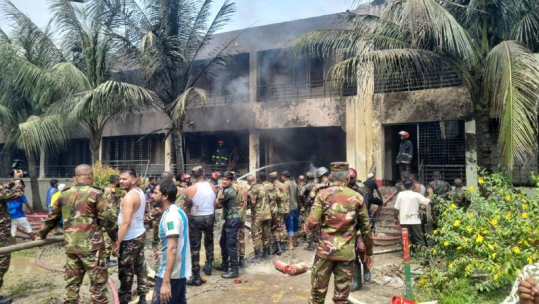 Avion de antrenament al forțelor aeriene din Bangladesh s-a prăbușit într-un campus școlar, omorând cel puțin 31 de persoane