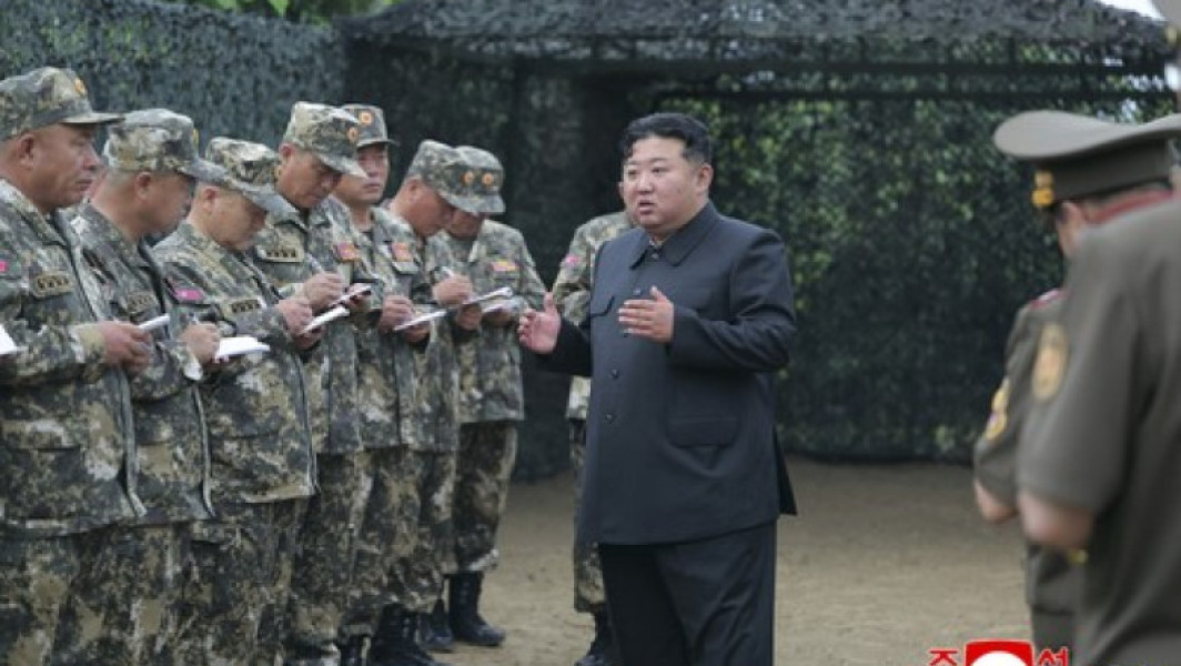 Kim Jong Un îndeamnă soldații nord-coreeni la pregătire pentru un "adevărat război"în timpul unui exercițiu cu artilerie