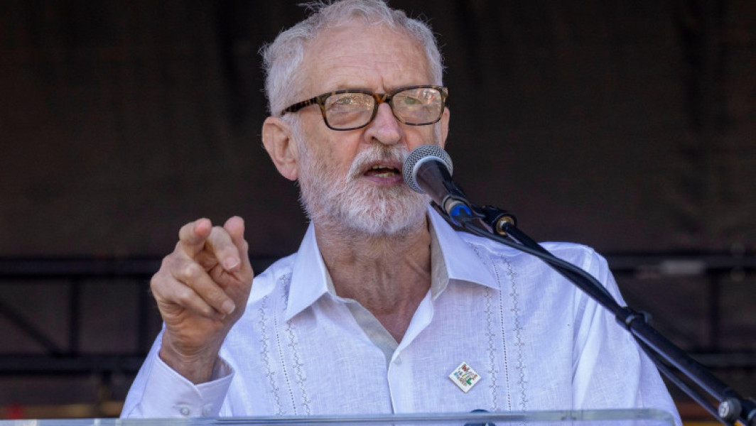 Jeremy Corbyn anunță lansarea unui nou partid politic, în timp ce critică guvernul laburist