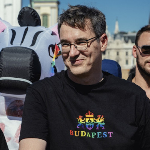 Gergely Karacsony, primarul Budapestei, va fi interogat de poliția maghiară în calitate de suspect în legătură cu organizarea paradei Pride din iunie, conform unor informații citate de Politico și presei ungare. Potrivit notează digi24.ro, măsura a fost luată după ce premierul Viktor Orban a încercat să anuleze evenimentul, dar primarul a găsit o soluție legală pentru a permite desfășurarea paradei.