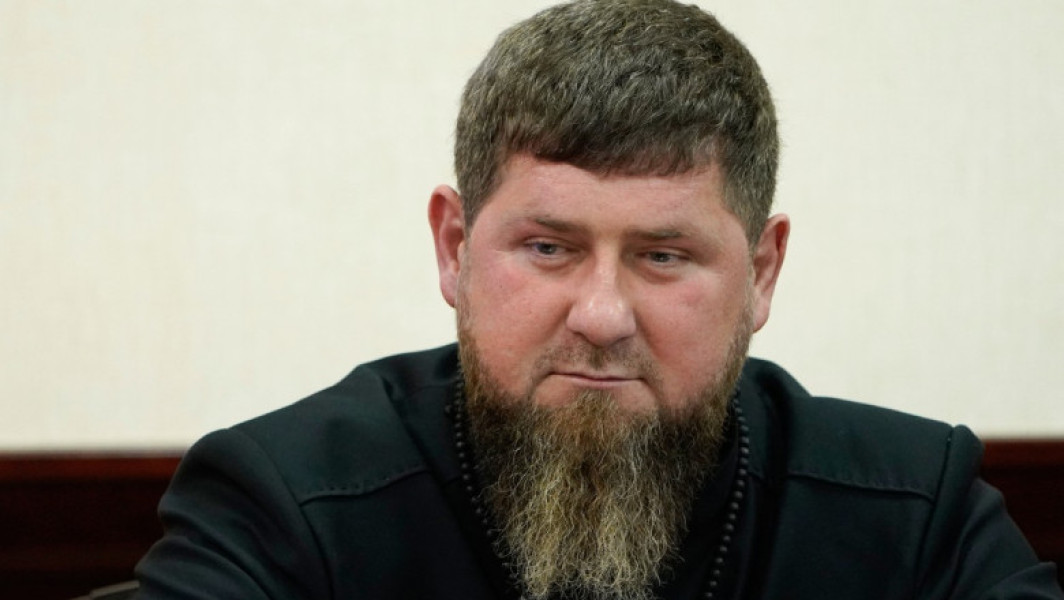 Ramzan Kadirov, liderul cecen, a fost salvat după un incident petrecut în Turcia, relatează presa locală. Potrivit informațiilor, acesta se afla în vacanță la un hotel de cinci stele din stațiunea Bodrum, în districtul Kaynar. În timpul unei plimbări în piscină, Kadirov și-a pierdut brusc cunoștința, fiind la un pas de înec, notează digi24.ro. El a intrat în apă pentru a înota, dar ulterior a ajuns sub apă, ceea ce a alertat personalul hotelului și Garda de Coastă turcă.