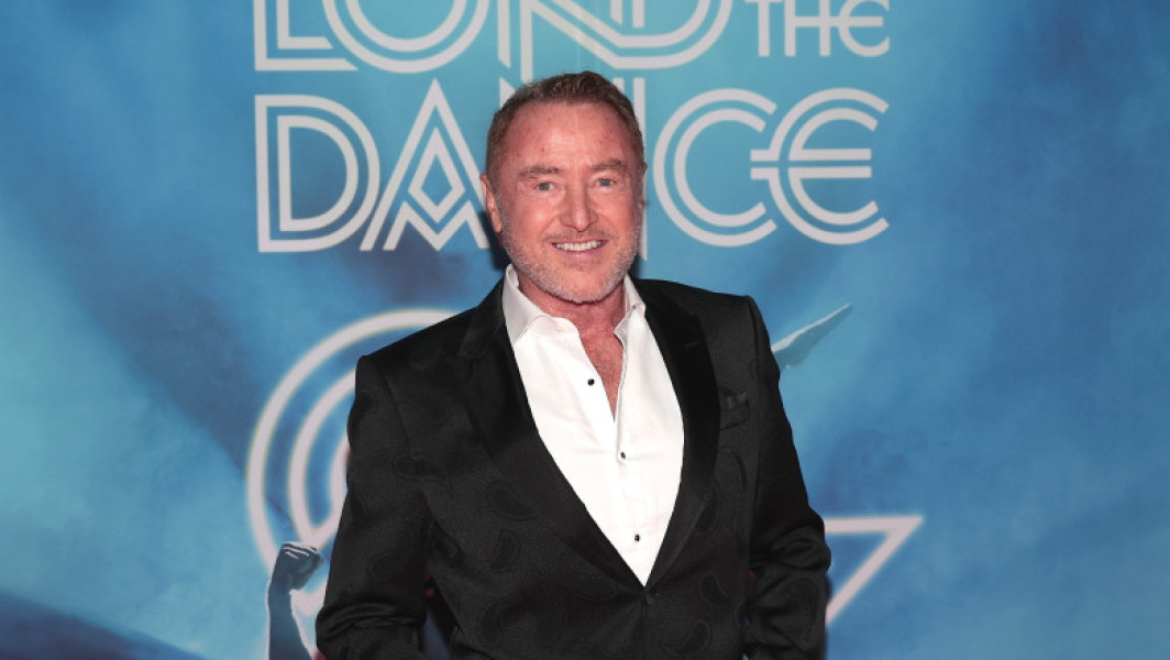 Michael Flatley, dansator și coregraf irlandez, plănuiește să candideze pentru funcția de președinte al Irlandei, potrivit unor informații citate de digi24.ro. Artistul, care deține atât cetățenie irlandeză, cât și americană, și-a făcut anunțul în cadrul unei audieri la Tribunalul superior din Dublin, unde se discutau autorizările pentru construcția unei case în Cork.