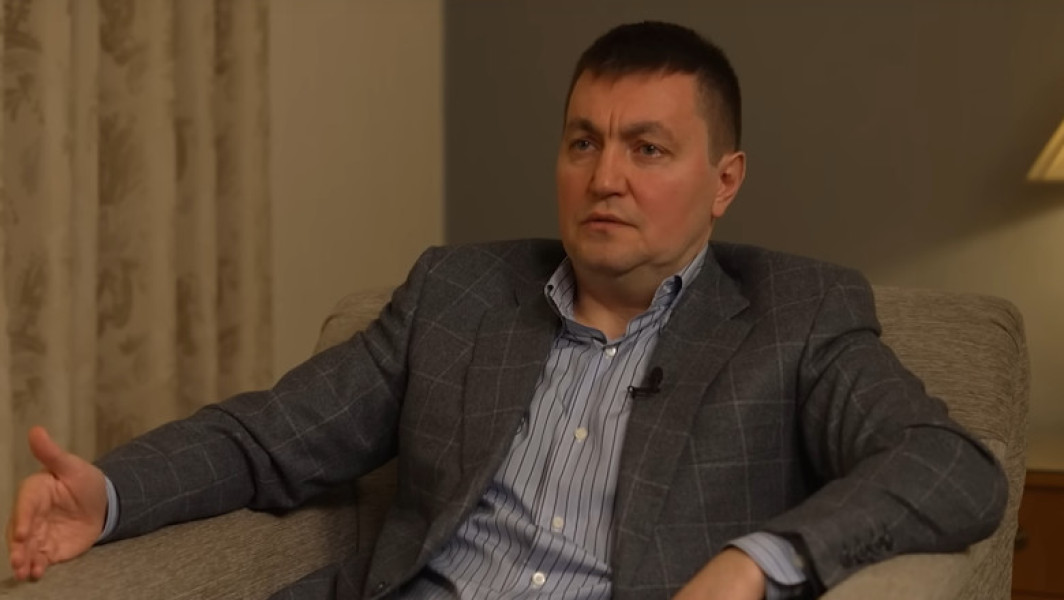 Veaceslav Platon, om de afaceri moldovean, a fost condamnat vineri în lipsă de către un tribunal din Moscova la 24 de ani de închisoare pentru fraudă și scoaterea ilegală a 48 de miliarde de ruble din Rusia, echivalentul a aproximativ 600 de milioane de dolari. Potrivit datelor de la Parchetul General rus, citate de agenția EFE, această sentință reprezintă cumularea unei alte pedepse de 20 de ani, dată de o instanță rusă în 2023, pentru infracțiuni similare, inclusiv retragerea ilegală a fondurilor în valută din Rusia, în valoare de peste 126 de miliarde de ruble.