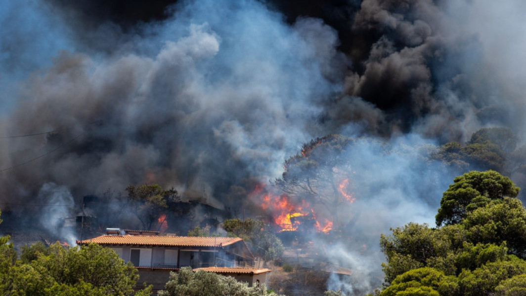 Incendii forestiere majore în Grecia și Albania din cauza temperaturilor ridicate