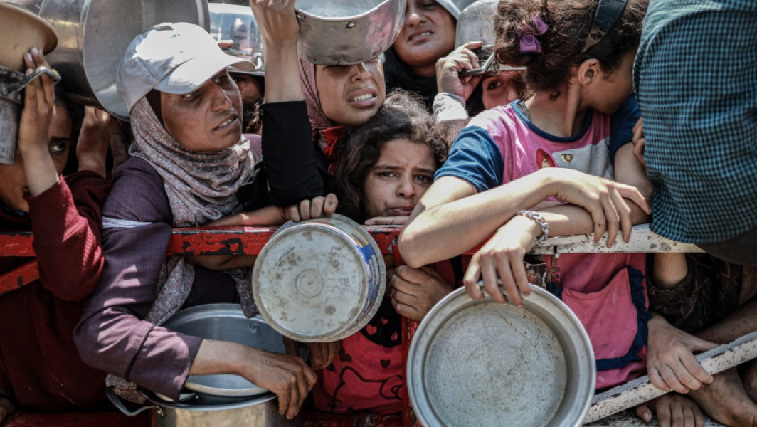 O fetiță de cinci luni, pierdută din cauza foametei în Gaza, a fost înmormântată de mamă într-un ritual plin de durere, după ce a fost adusă decedată la spital. Potrivit Agenției Associated Press, citată de news.ro, bebelușul Esraa Abu Halib cântărea mult mai puțin decât la naștere, fiind abia peste 2 kilograme, de la peste 3 kilograme cât avea la naștere.