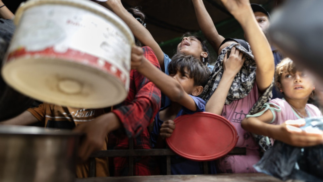 Israelul permite din nou livrarea de ajutoare umanitare în Gaza, în contextul presiunii internaționale și al riscului de foamete extinsă. Potrivit unui comunicat al armatei, distribuirea a fost realizată în coordonare cu organizațiile internaționale și a constat în șapte lote de ajutoare conținând faină, zahăr și conserve. Ca răspuns, Ministerul Afacerilor Externe a anunțat că a oprit temporar coridoarele umanitare pentru a permite distribuirea ajutorului, acuzând ONU de blocaj.