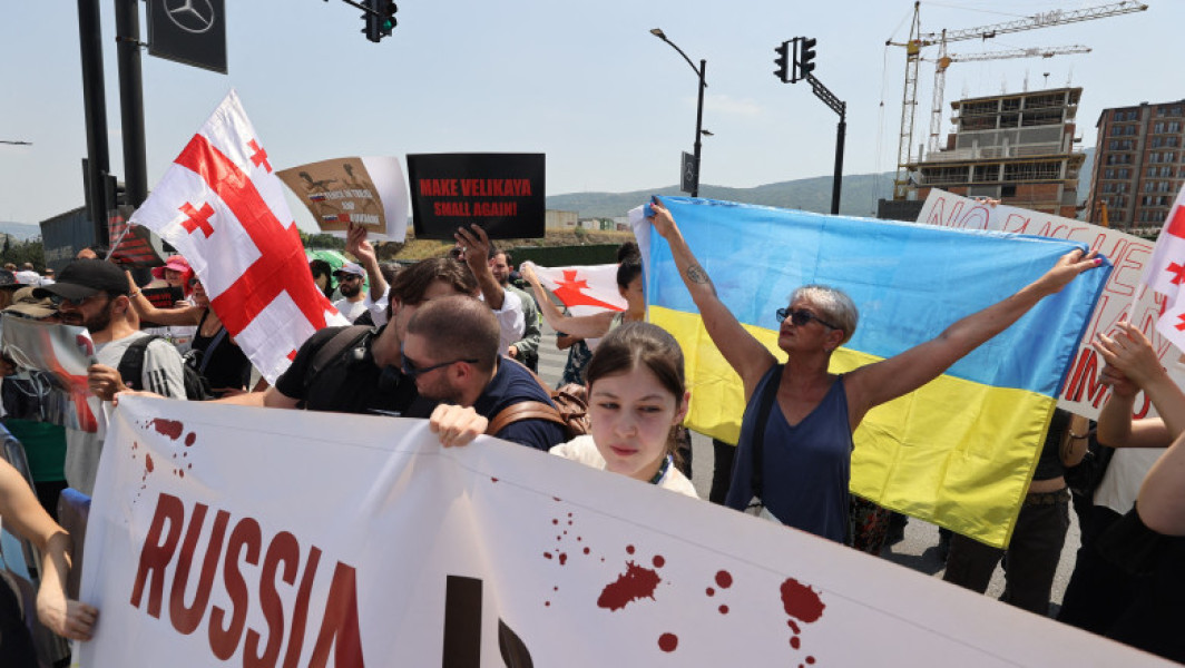 Proteste în fața Palatului Sporturilor Olimpice din Tbilisi, Georgia, legate de participarea echipei ruse la Campionatul Mondial de scrimă
