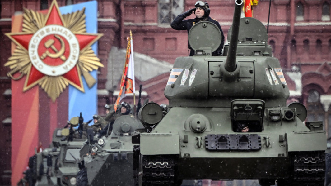 Rusia își epuizează stocurile de armament sovietic, în timp ce fluxul de materiale către front scade