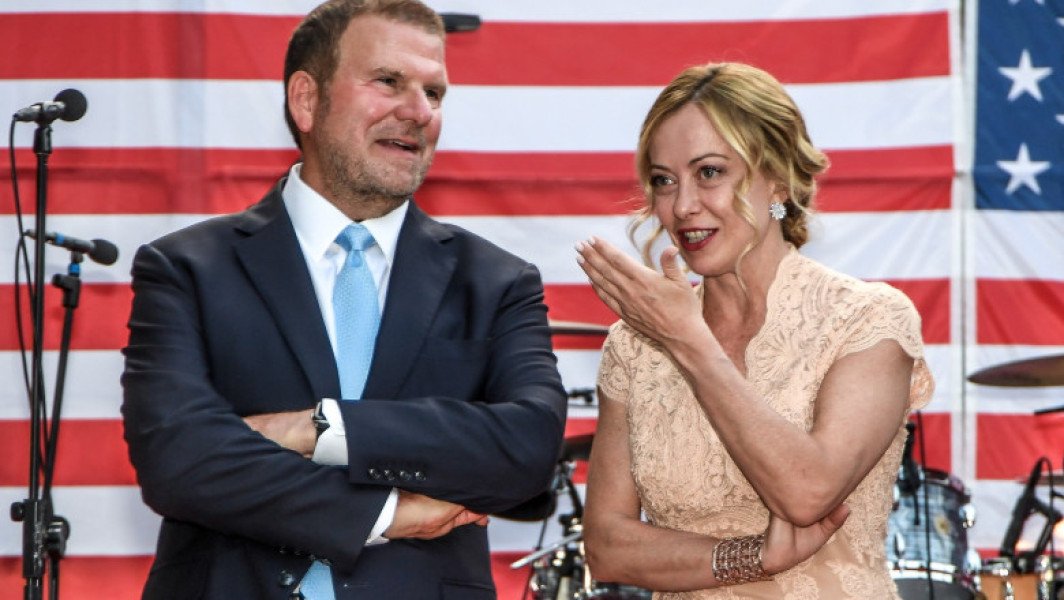 Tilman Fertitta refuză momentan să locuiască în vila Taverna din Roma, resedinta oficiala a ambasadorilor americani, noteaza digi24.ro. Vila, o clădire luxoasă cu o istorie îndelungată, a fost în dese rânduri gazda cardinali, oameni de știință, tribunale regale și armate. Din 1933, aceasta a fost reședința oficială a celui mai important diplomat american în Italia, dar milionarul texan refuză să se mute în acest loc, invocând necesitatea unei renovări complete.