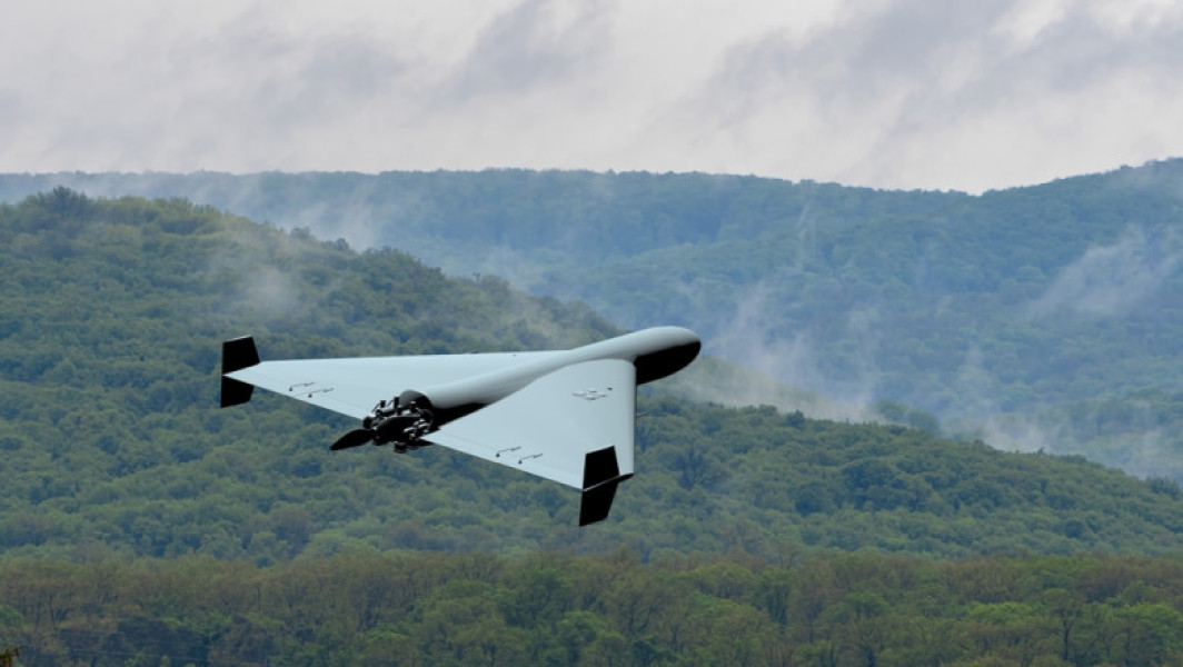 O dronă neidentificată a intrat în spațiul aerian al Lituaniei din Belarus, au anunțat autoritățile din țara baltică. Potrivit poliției naționale, observatorii au semnalat prezența dronei în zona de apropiere de Vilnius, iar aceasta a zburat la o altitudine de aproximativ 200 de metri. Veștile au fost transmise de postul public LRT, citând martori oculari, iar Meduza confirmă că drona a fost văzută în cursul dimineții, înainte de ora 5:00.