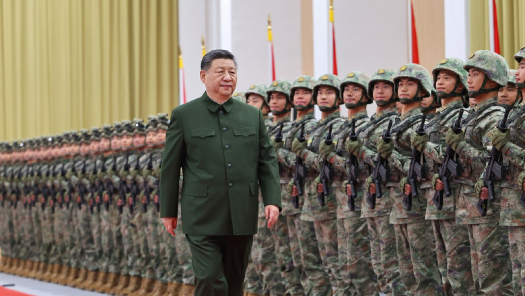Xi Jinping, liderul suprem al Chinei, ar putea fi nevoit să delegate o parte din putere, potrivit analizei publicate de Digi24.ro. Presiunile politice și economice tot mai mari, precum și dificultățile în gestionarea crizei economice, par să încline balanța spre o schimbare semnificativă în conducerea țării. În ultimele luni, speculațiile despre slăbirea influenței lui Xi au crescut, iar unii observatori consideră că nu este exclus ca el să cedeze o parte din autoritate adjunctilor săi.