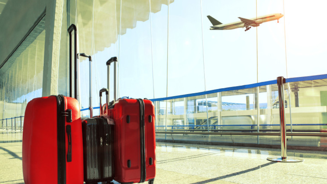 Aeroporturile din Uniunea Europeană se pregătesc pentru relaxarea regulilor privind transportul lichidelor în bagajul de mână. Potrivit digi24.ro, noile sisteme de scanare avansate vor permite pasagerilor să nu mai arunce apa sau alte lichide în recipiente de maximum 100 ml la controlul de securitate, o dată ce aceste tehnologii vor fi implementate pe scară largă.