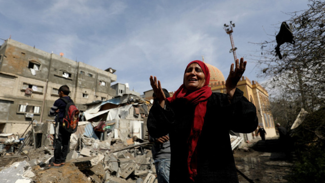 Numărul victimelor din Fasia Gaza depășește 60.000, iar peste jumătate dintre acestea sunt femei, copii și vârstnici, conform datelor publicate de Ministerul Sănătății din enclava palestiniană. Potrivit agenției EFE, această situație dramatică a fost confirmată de ministerul controlat de gruparile Hamas, care a comunicat că bilanțul victimelor de la începutul ofensivei militare israeliene, pe 7 octombrie 2023, a ajuns la peste 60.000 de morți. În acea perioadă, atacurile israeliene au provocat moartea a 1.210 de persoane de partea israeliană, majoritatea civili.