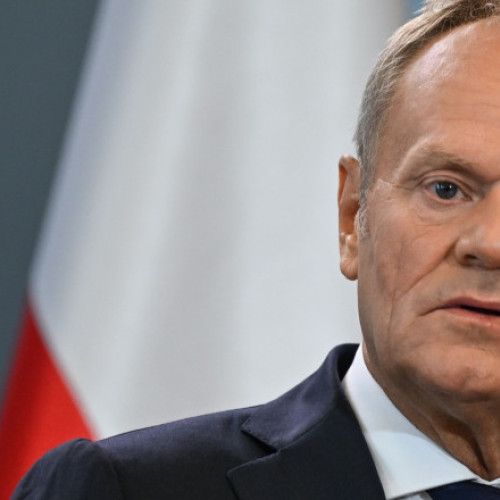 Țara noastră, poloneză, și-a consolidat poziția în contextul tensiunilor din regiune, pe fondul declarațiilor recente ale premierului Donald Tusk. Acesta a precizat într-un discurs la Institutul Tehnologic al Fortelor Aeriene din Varșovia că există semne clare care arată că războiul din Ucraina ar putea fi, cel puțin temporar, suspendat în viitorul apropiat. Tusk a subliniat însă că această posibilitate nu va afecta în niciun fel poziția Poloniei, ci trebuie să fim pregătiți pentru orice situație, indiferent de evoluția conflictului.