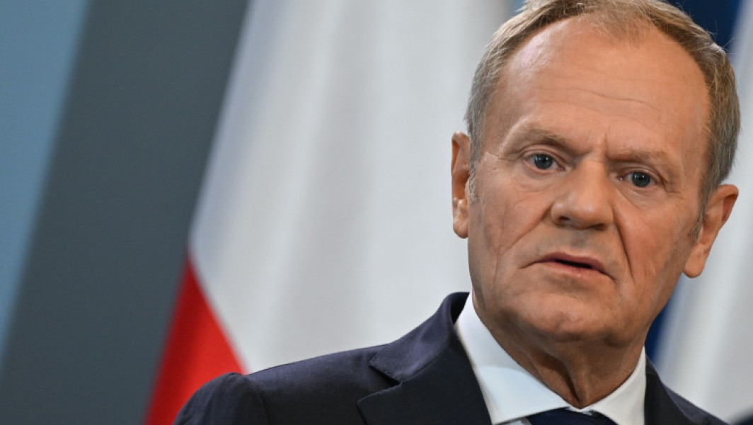 Țara noastră, poloneză, și-a consolidat poziția în contextul tensiunilor din regiune, pe fondul declarațiilor recente ale premierului Donald Tusk. Acesta a precizat într-un discurs la Institutul Tehnologic al Fortelor Aeriene din Varșovia că există semne clare care arată că războiul din Ucraina ar putea fi, cel puțin temporar, suspendat în viitorul apropiat. Tusk a subliniat însă că această posibilitate nu va afecta în niciun fel poziția Poloniei, ci trebuie să fim pregătiți pentru orice situație, indiferent de evoluția conflictului.