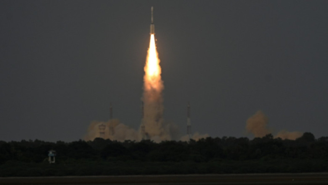 satellitele NISAR, un proiect comun între India și Statele Unite, lansat pentru a monitoringul schimbărilor minore ale scoarței terestre
