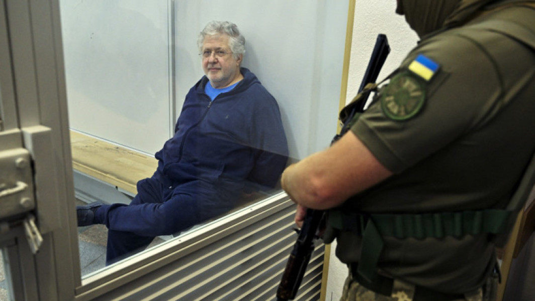 Igor Kolomoiski, fostul apropiat al președintelui ucrainean Volodimir Zelenski, a fost găsit vinovat de justiția britanică pentru delapidarea a aproape 2 miliarde de lire sterline de la PrivatBank, relatează digi24.ro. Acesta a fost acuzat că, împreună cu fostul său partener Ghenadi Bogoliubov, a pus la cale o schemă complexă de spălare de bani pentru a acoperi credite acordate unor companii, unele dintre ele având sediul în Regatul Unit.