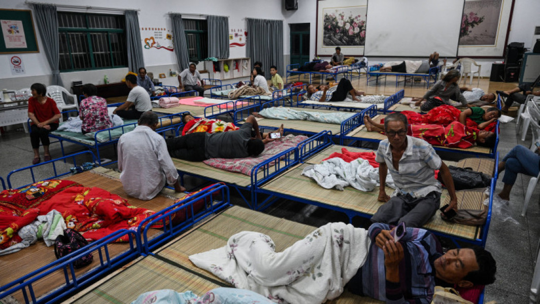 Taifunul Co-May a provocat evacuări masive în Shanghai, aproape 283.000 de oameni fiind nevoiți să părăsească zonele vulnerabile ale orașului, potrivit digi24.ro. Evenimentul a avut loc după ce furtuna a adus ploi intense și vânturi puternice în capitala economică a Chinei, miercuri. Observatorul meteorologic din Shanghai a emis o alertă portocalie, al doilea cel mai înalt nivel de avertizare, pentru furtuni și ploi torențiale, pe măsură ce apele au început să inundese orașul.