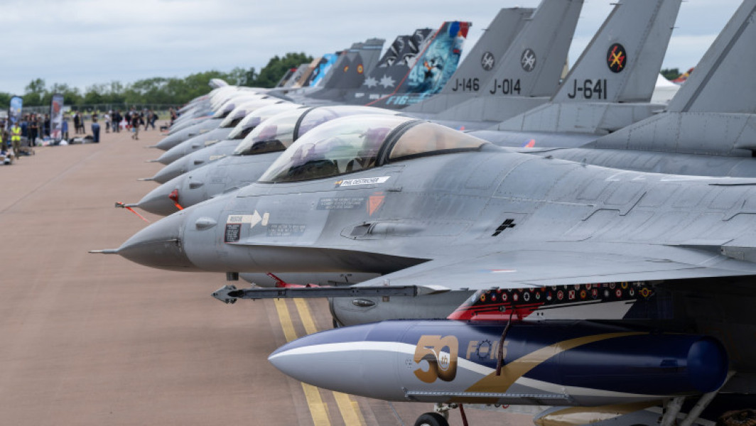 Ucraina adoptă strategii inovatoare pentru a-și proteja avioanele F-16 în războiul cu Rusia