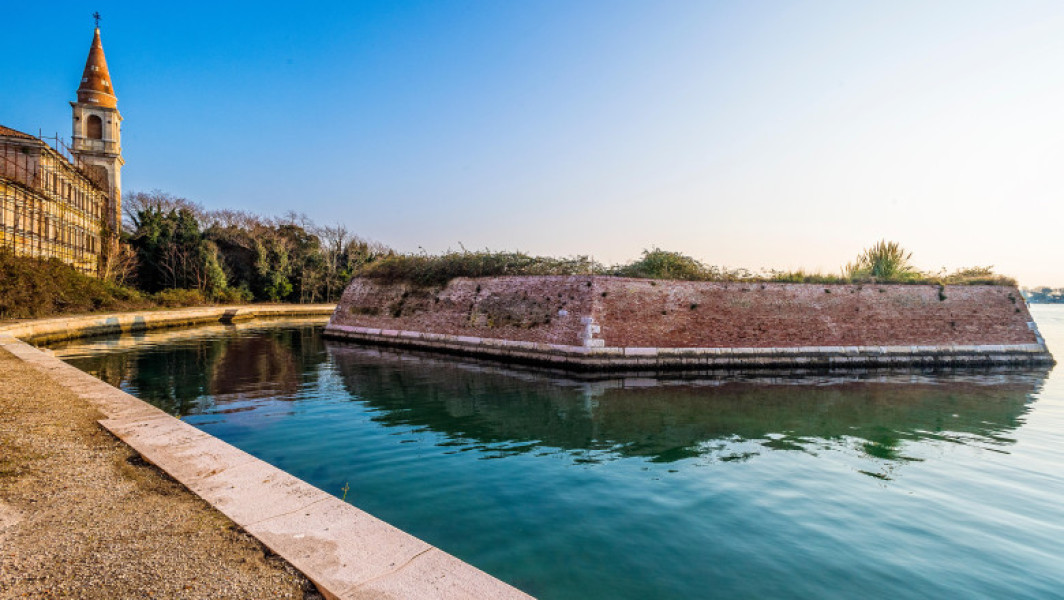 Insula Poveglia din Veneția va fi transformată într-un parc public colectiv